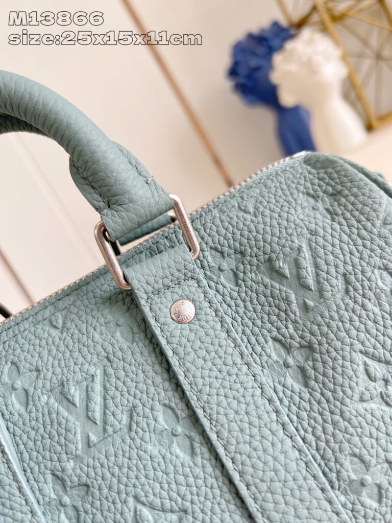 Borsa Louis Vuitton blu pastello in pelle con manico in argento, elegante e di alta qualità.
