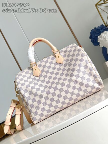 Borsa elegante beige con motivo quadri, dettagli in pelle e finiture oro raffinato.