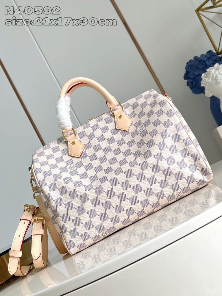 Borsa elegante beige con motivo quadri, dettagli in pelle e finiture oro raffinato.
