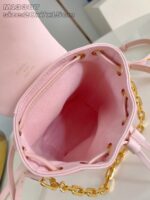 Borsa rosa pastello con catenina doro, design elegante e capiente, perfetta per ogni occasione.