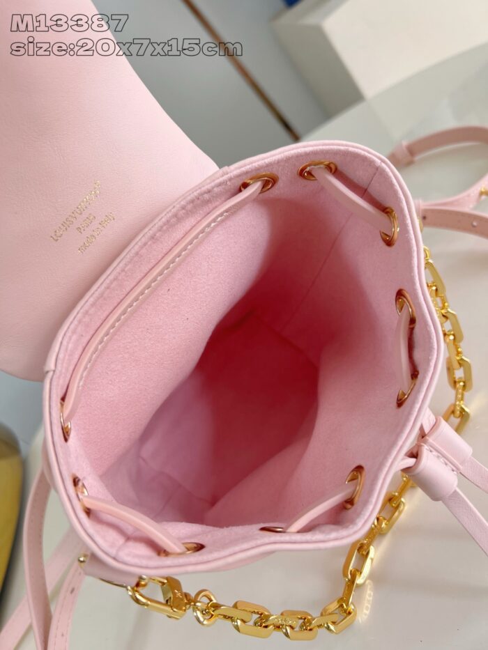 Borsa rosa pastello con catenina doro, design elegante e capiente, perfetta per ogni occasione.