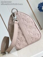 Borsa di lusso rosa pastello con tracolla regolabile, elegante e spaziosa per ogni occasione.