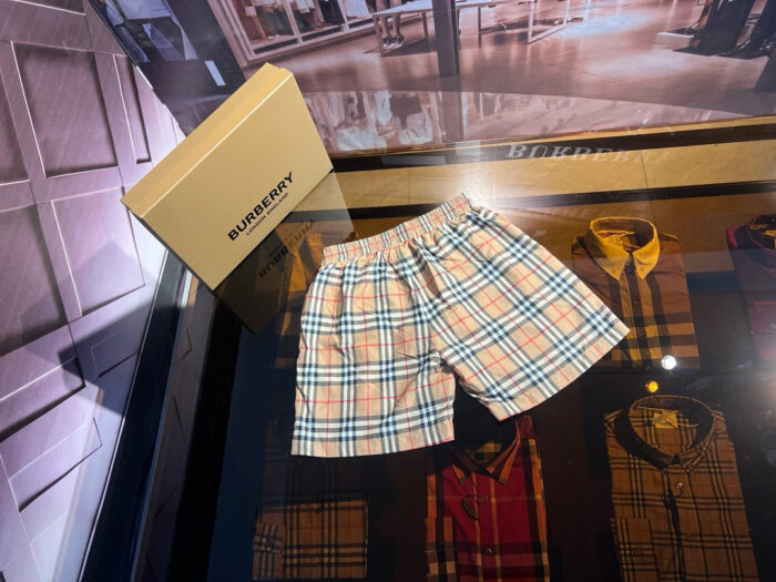 Pantaloncini Burberry a quadri pastello, eleganti e di lusso, ideale per stile casual raffinato.