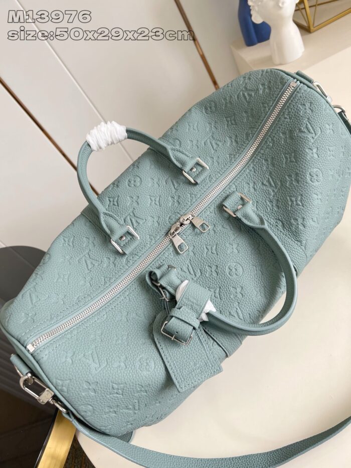 Borsa weekend in verde menta con logo elegante, doppio manico e tracolla regolabile.