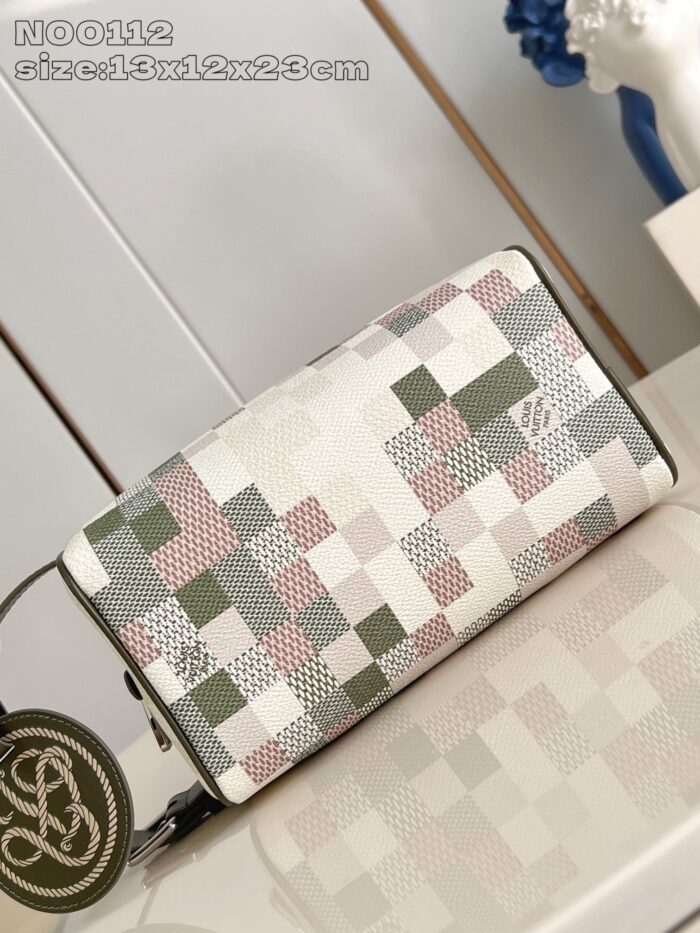 Borsa patchwork pastello elegante, moderna e compatta, ideale per uso quotidiano e occasioni speciali.