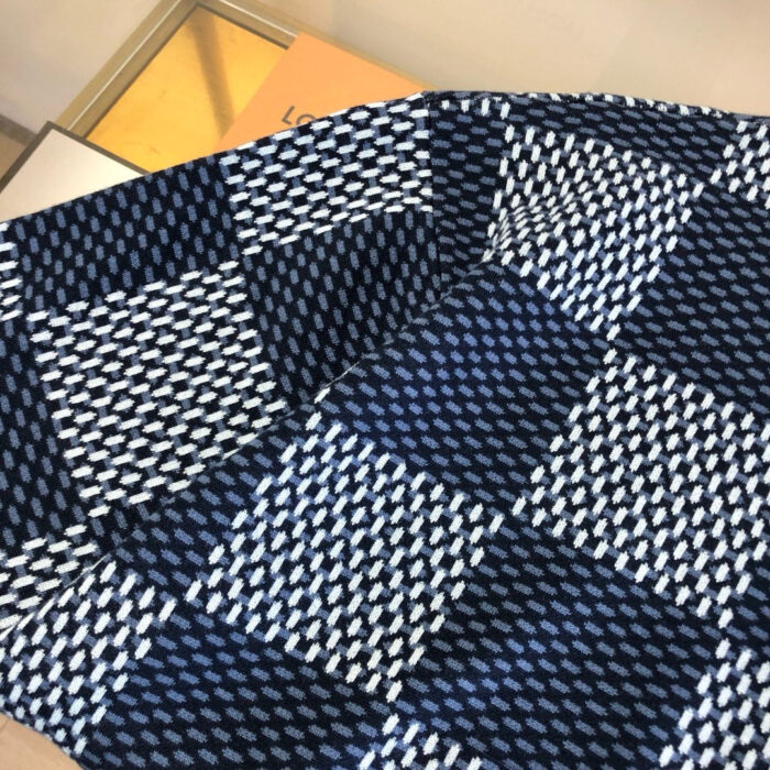 Tessuto patchwork blu e bianco artigianale, elegante e resistente per progetti di moda e decorazione.