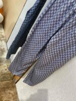 Pantaloni blu con fantasia geometrica retrò, leggero e versatile, perfetti per uno stile casual.