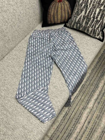 Pantaloni geometrici blu e bianco, stile casual e semi-formale, ambiente casalingo accogliente e moderno.