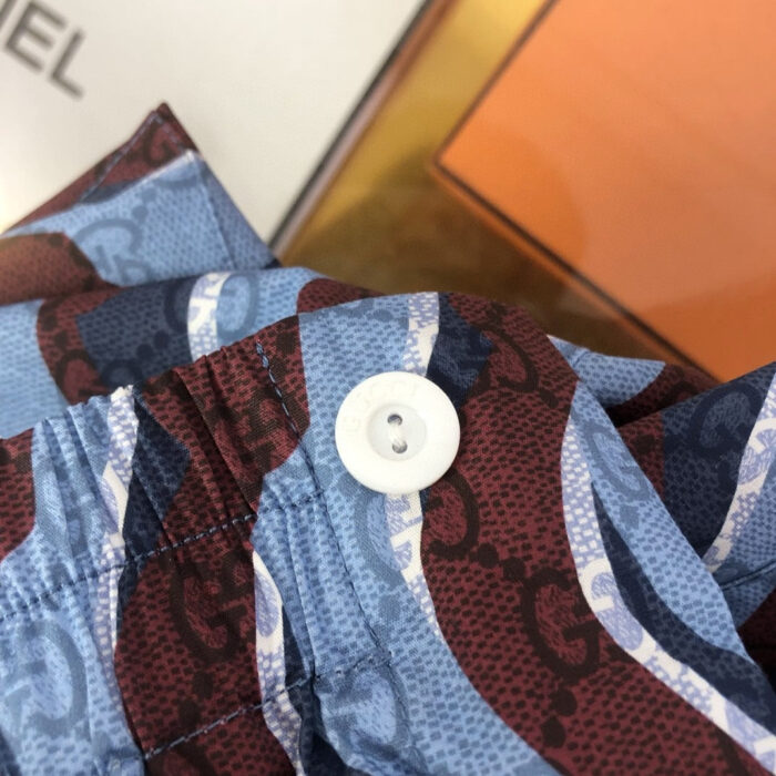 Tessuto colorato con bottoni, stile moderno e dettagli di alta qualità.