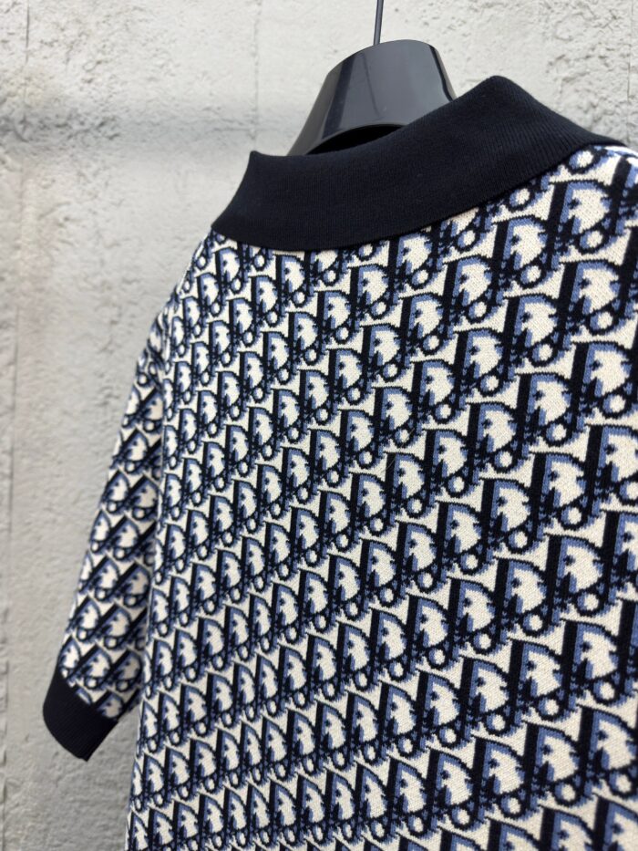 Maglia blu navy con motivo grafico e colletto nero, stile chic e raffinato.
