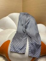 Pantaloni geometrici navy e grigio su sedia floreale bianca, stile casual elegante e confortevole.
