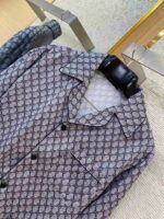 Camicia moderna con fantasia geometrica, stile elegante e versatile, esposta in negozio.