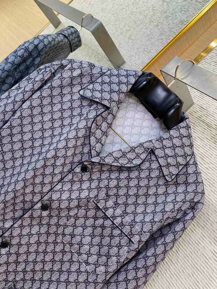 Camicia moderna con fantasia geometrica, stile elegante e versatile, esposta in negozio.