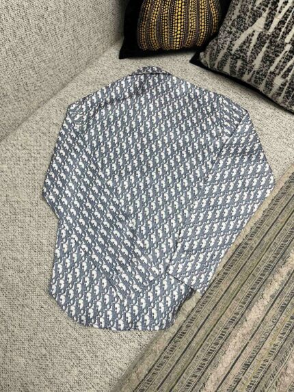 Fazzoletto blu con motivo geometrico su divano elegante con cuscini decorativi.