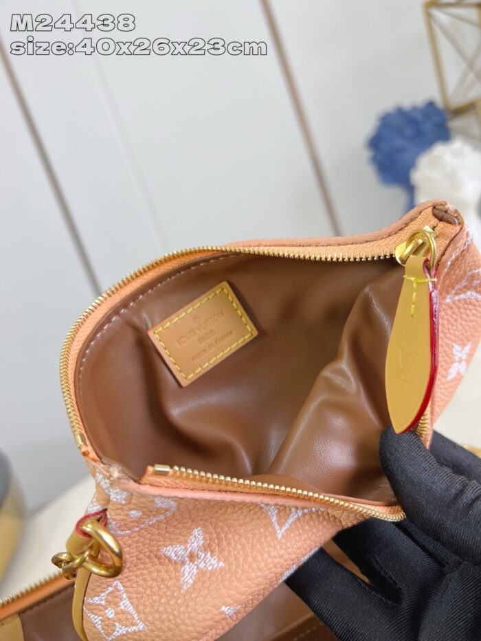 Borsa donna in pelle pesca con dettagli eleganti e zip di lusso.
