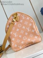 Borsetta Louis Vuitton Monogram color pesca, elegante e versatile con tracolla regolabile.