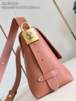 Borsa rosa in pelle con chiusura Louis Vuitton e tracolla regolabile, stile moderno e di lusso.
