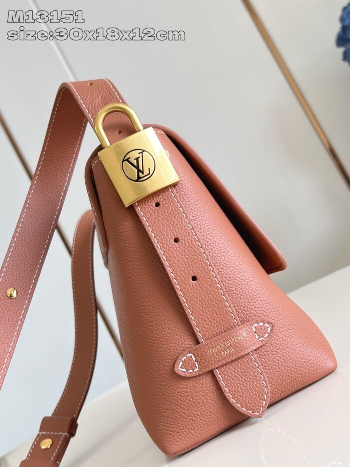 Borsa rosa in pelle con chiusura Louis Vuitton e tracolla regolabile, stile moderno e di lusso.