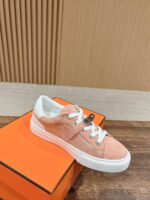 Sneaker in suede pesca con suola bianca, stile casual elegante, perfetta per ogni outfit.
