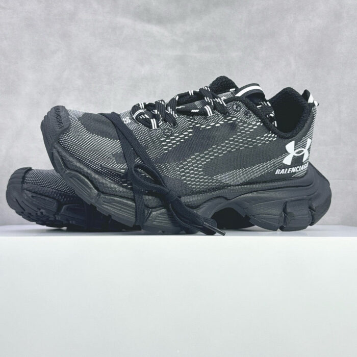Scarpe sportive nere e grigie con Logo, suola antiscivolo e tomaia traspirante per fitness.