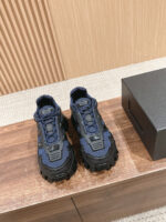 Scarpe da corsa navy moderne, con suola antiscivolo, ideali per outdoor e sport.