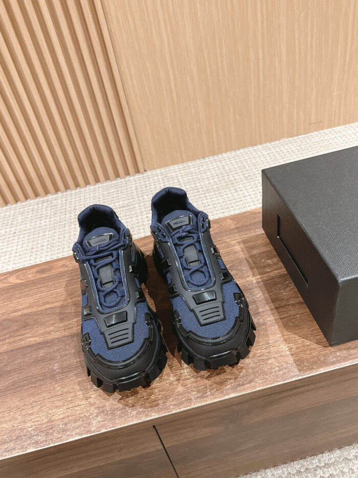 Scarpe da corsa navy moderne, con suola antiscivolo, ideali per outdoor e sport.