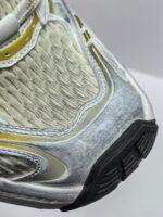 Sneaker moderna cream e grigia, traspirante, resistente e ideale per sport e stile casual.