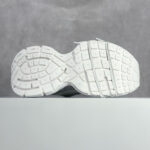 Suola sneaker sportiva bianca con trazione, design moderno e stile urbano.