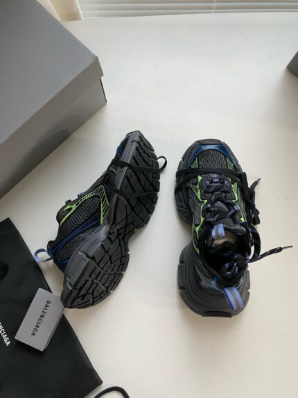 Scarpe trail running blu e nere con dettagli verdi, leggere e resistenti per outdoor e trekking.