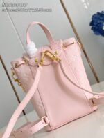 Borsa rosa compatta con tracolla regolabile, dettagli oro e charm pompon per un look chic.