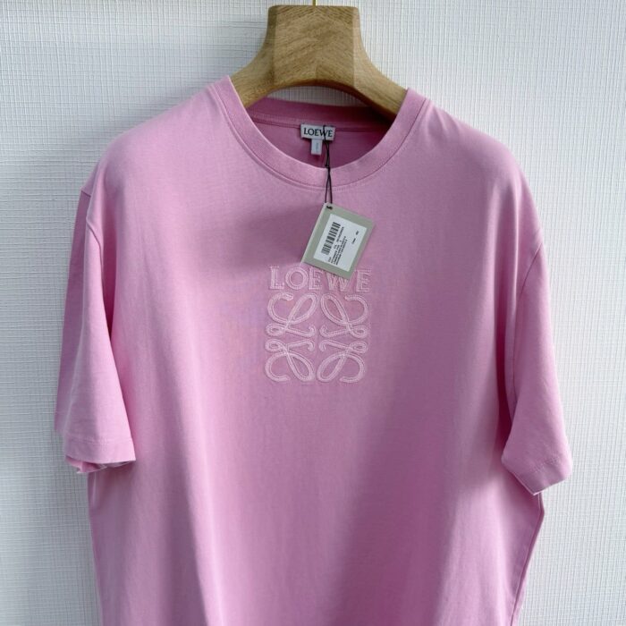 T-shirt rosa chiaro relax con logo sottile, stile casual e comodo per ogni occasione.