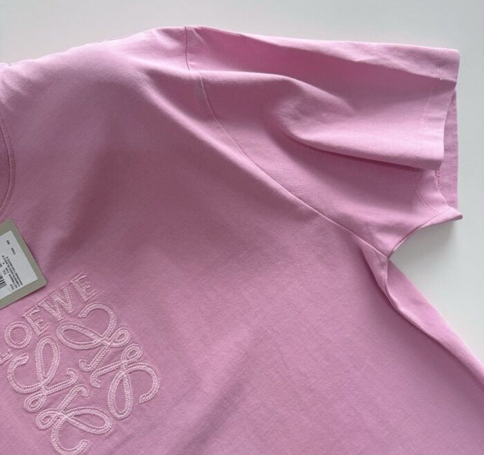T-shirt rosa casual con Ricamo Artistico, cotone morbido, stile rilassato, perfetto per ogni occasione.