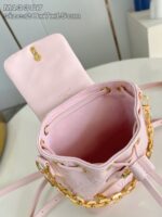 Borsa rosa elegante con catena dorata, spazio spazioso e design minimalista per ogni occasione.
