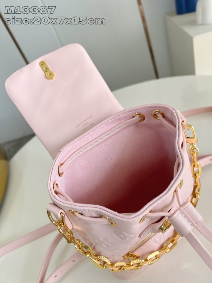 Borsa rosa elegante con catena dorata, spazio spazioso e design minimalista per ogni occasione.