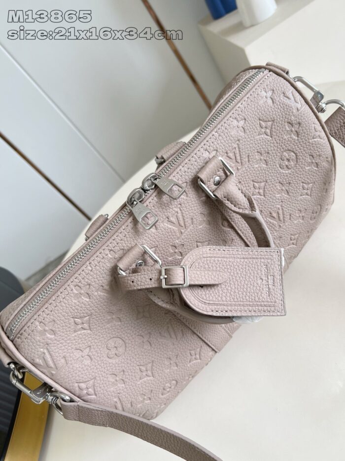 Borsa in pelle rosa con logo, tracolla regolabile e zip elegante per uno stile sofisticato.