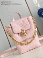 Zaino rosa di lusso con dettagli in oro e tracolla a catena elegante.