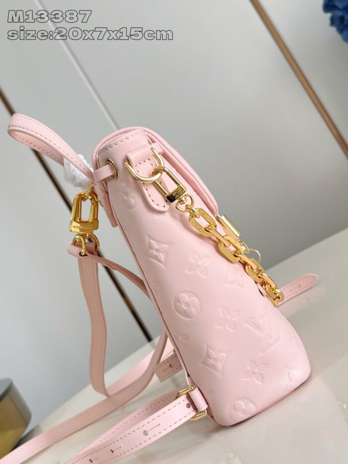 Borsa rosa elegante con catena oro, design moderno e dettagli di lusso.
