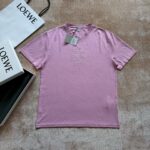 T-shirt rosa Loewe in cotone morbido, logo discreto, stile casual e raffinato.