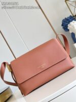 Borsa donna color pesca in pelle con dettaglio oro, tracolla regolabile e design elegante.