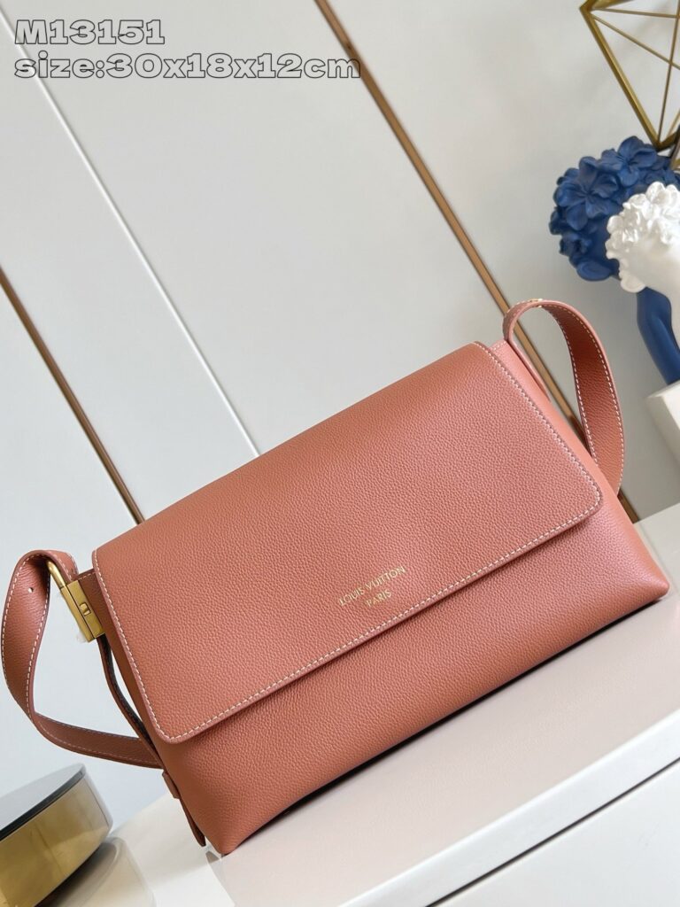 Borsa donna color pesca in pelle con dettaglio oro, tracolla regolabile e design elegante.