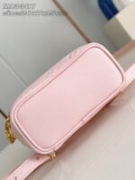 Bauletto rosa elegante, compatto e versatile, ideale per outfit daily e occasioni speciali.