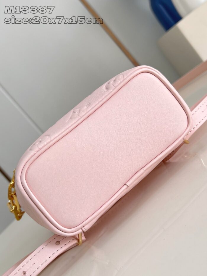 Bauletto rosa elegante, compatto e versatile, ideale per outfit daily e occasioni speciali.