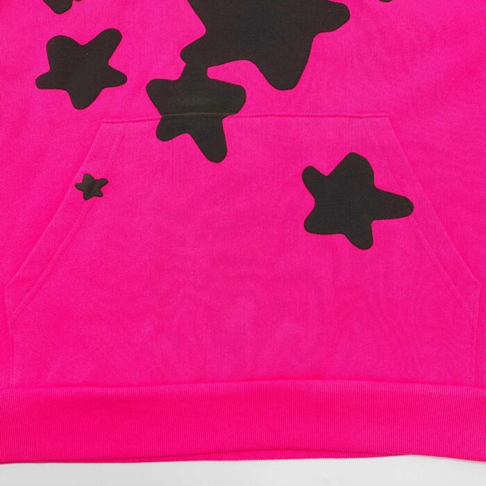 Felpa rosa con stelle nere, stile giovane e vivace, perfetta per look casual e alla moda.