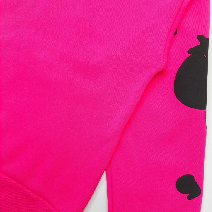 Felpa rosa brillante con graphic nero, stile urbano e look audace, perfetta per outfit casual e giovane.