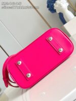 Borsa rosa moderna con dettagli in argento, stile chic e design vivace per look audaci.