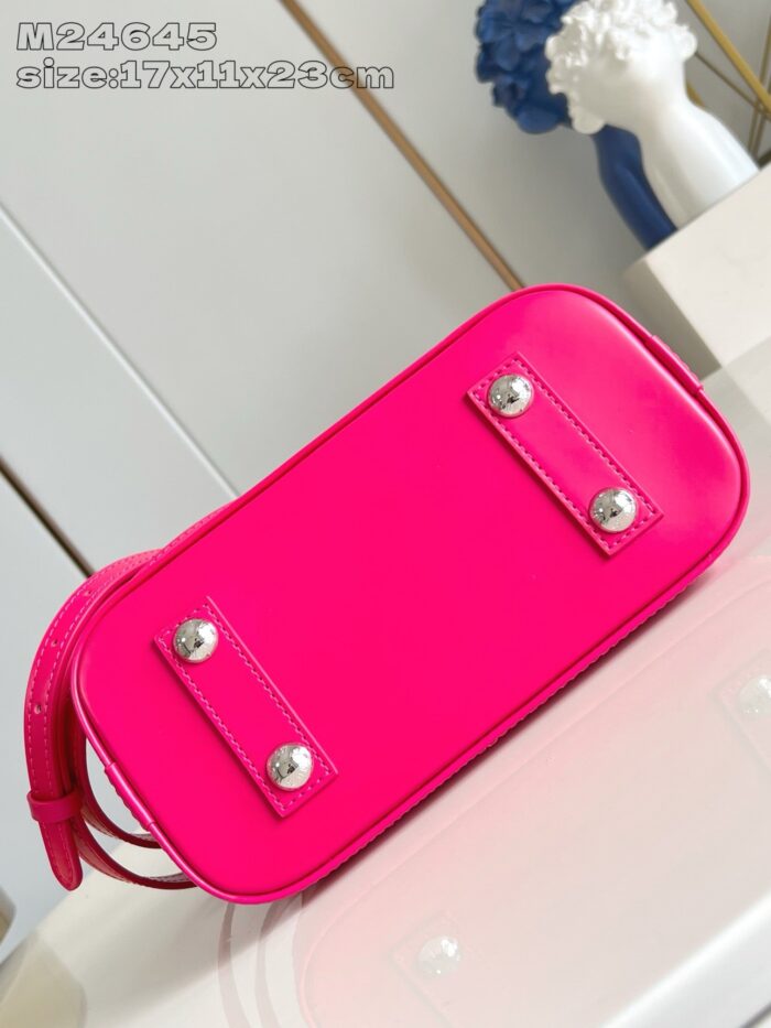 Borsa rosa moderna con dettagli in argento, stile chic e design vivace per look audaci.