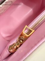 Portamonete rosa con zip dorato, interno pastello, elegante e pratico.
