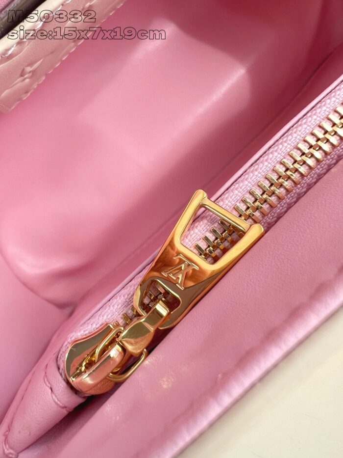 Portamonete rosa con zip dorato, interno pastello, elegante e pratico.
