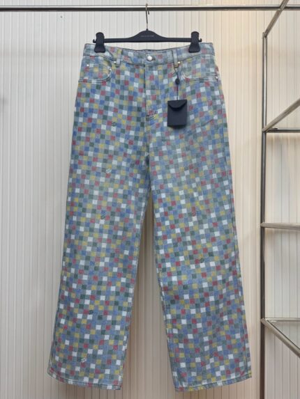 Pantaloni a vita alta con fantasia pixelata colorata, in denim trendy e versatile per uno stile casual.