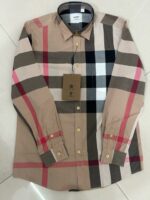 Camicia a quadri beige e rossi con bottoni dorati, elegante e versatile per ogni occasione.